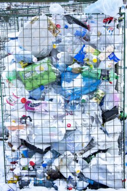 Plastik şişeler ve konteynırlar, ayrı çöp toplama konsepti. Krasnoyarsk, Rusya, 01-01-2021 - illüstrasyon makalesi.