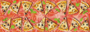 Domateslerin arka planında yeşil yapraklı pizza dilimleri, reklam broşürünün dekorasyonu için kenar, restoran ya da yemek teslimatı için pankart..