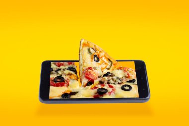 El ilanı, pizza teslimatı, restoran, fast food. Sarı arkaplan üzerinde metin alanı olan cep telefonu, boşluğu kopyala.