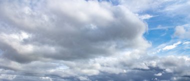 Gökyüzü manzarası dramatik bulutlar ve mavi bölüm, geniş görüş, hava tahmini konsepti, klasik arkaplan.