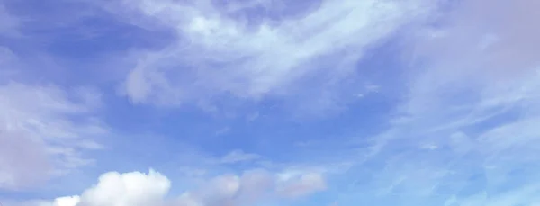 Панорама Блакитного Неба Світлими Хмарами Широкий Вигляд Гарна Концепція Погоди — стокове фото