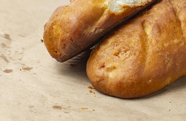 Laibe Frisches Brot Auf Handwerklichem Hintergrund Nahaufnahme — Stockfoto
