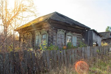 Terk edilmiş eski köy evi, parlak güneş ışığı, parıltı.