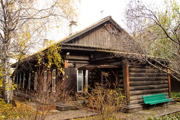 Antiga Casa Aldeia Feita Troncos Paisagem Outono — Fotografia de Stock