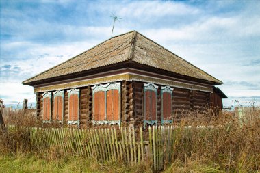 Çitleri çürümüş bir köyün kıyısında terk edilmiş eski bir ev..