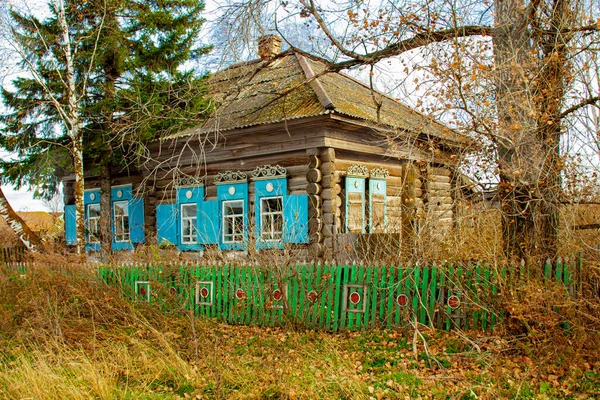 Casa Pueblo Tronco Viejo Solitario Con Cerca Verde Paisaje Otoñal —  Fotos de Stock