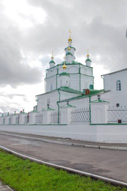 Yeniseisk 'teki eski Epiphany Katedrali, bulutlu gökyüzü, eski mimari.