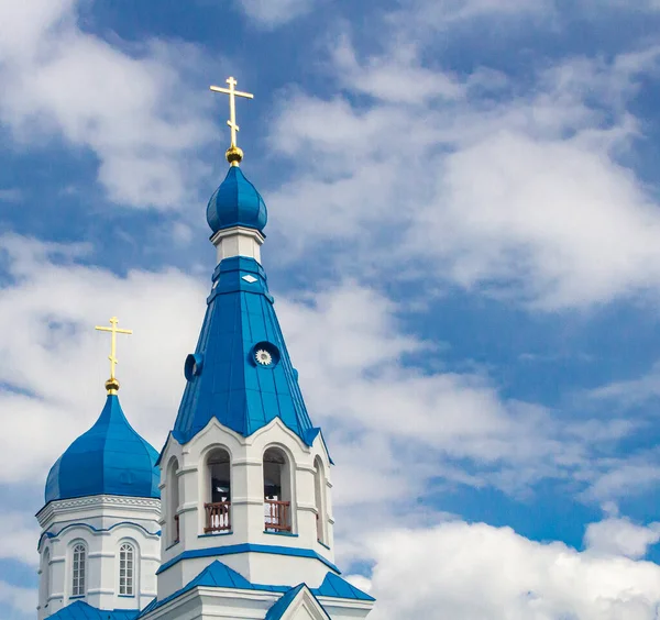 Куполи Дзвіниця Православного Собору Тлі Синього Неба Хмарами — стокове фото