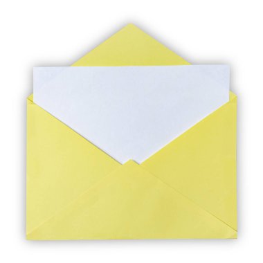 Beyaz sayfalı sarı zarf ve beyaz arkaplandaki metin için yer, boşluğu kopyala.