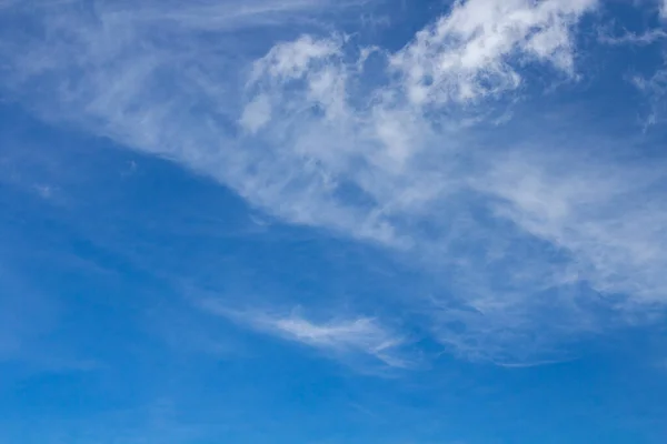 Блакитне Небо Світлими Хмарами Фон — стокове фото