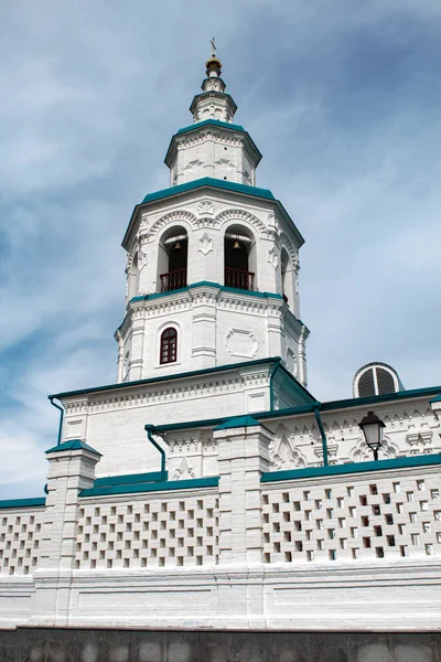 Висока Дзвіниця Старої Православної Церкви Куполами Проти Блакитного Неба — стокове фото
