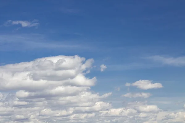 Яскраве Літнє Блакитне Небо Хмарами Різної Форми — стокове фото