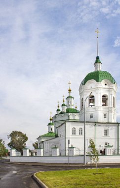 Yeniseisk 'teki Epiphany Katedrali bulutlu mavi gökyüzünün arka planına karşı.