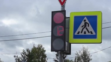 Elinde zamanlayıcı olan yaya geçidinde trafik ışığı
