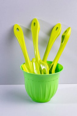 Yeşil çiçek saksısında ev bahçe aletleri.