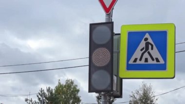 Elinde zamanlayıcı olan yaya geçidinde yeşil trafik ışığı