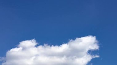 Parlak mavi gökyüzü, zaman turları bulutlar, parlak güneşli bir günde küçük beyaz kabarık bulutlar, 4k.