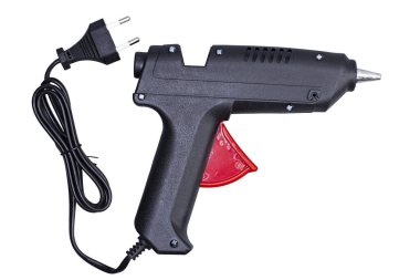 Beyaz izole edilmiş siyah nesneye elektrik kablosu takılı yapıştırıcı tabancası, yakın plan..