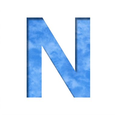 Mavi gökyüzündeki yazı tipi. N harfi, açık mavi bulutlu bir gökyüzünün arka planında kağıttan kesilmiş. Dekoratif doğal yazı tipleri seti