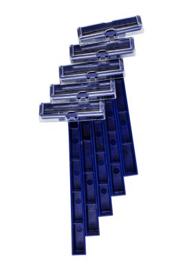 Beyaz izole edilmiş ucuz tek kullanımlık jiletler.