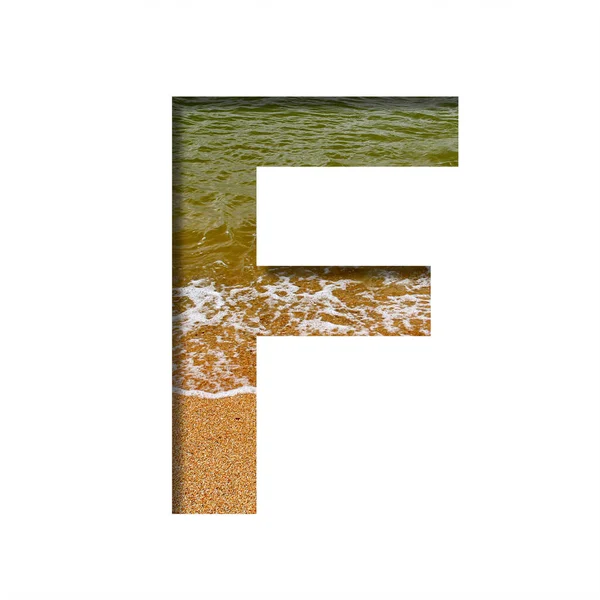 海滨字体 字母F用粗糙的沙子和翡翠水在海滨的背景上从纸上剪下来 一套装饰自然字体 — 图库照片