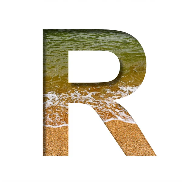 海滨字体 字母R用粗糙的沙子和翡翠水在海滨的背景上从纸上剪下来 一套装饰自然字体 — 图库照片