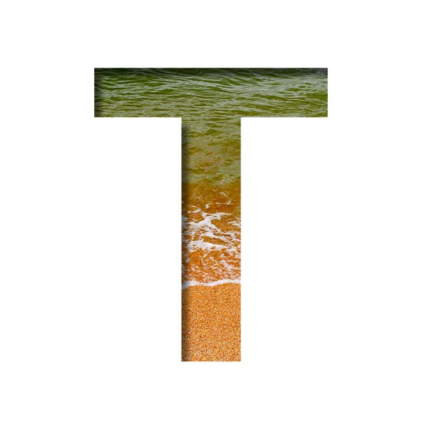 海滨字体 字母T在海滨沙滩的背景上用粗糙的沙子和翡翠水从纸上剪下来 一套装饰自然字体 — 图库照片