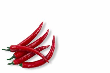 İzole edilmiş küçük kırmızı biber yığını, afiş veya el ilanı için maket, üst görünüm, düz döşeme, kopyalama alanı, metin için yer