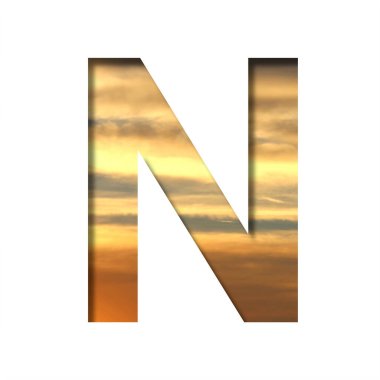 Gün batımında gökyüzündeki yazı tipi. N harfi, güzel günbatımında renkli gökyüzünün arka planında kağıttan kesilmiş. Dekoratif doğal yazı tipleri seti.