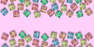Pembe zemin üzerinde hediyeler olan renkli kutular, metin için yer, düz uzanma, kopyalama alanı.