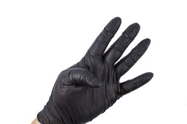 Siyah eldivenli bir adamın eli parmaklarındaki 4 numarayı gösteriyor, elleri beyaza izole edilmiş olarak sinyal veriyor..