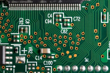 Elektronik bileşenleri ve iletken yolları olan mikro işlemci baskılı devre kartı