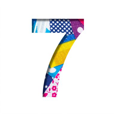 El işi ya da yaratıcı yazı tipi. Ev yaratıcılığı ya da dikiş işi için kullanılan renkli kumaş parçalarının arkaplanındaki kağıttan yedi haneli rakamlar. Dekoratif yazı tipleri kümesi.