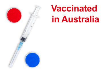 Avustralya 'da aşılanmış. Şırınga ve beyaz arka planda yüzde yüz işareti şeklinde Covid-19 aşısının iki bileşeni. Gerçek aşılarla ilgili rakamlar için bir yer.