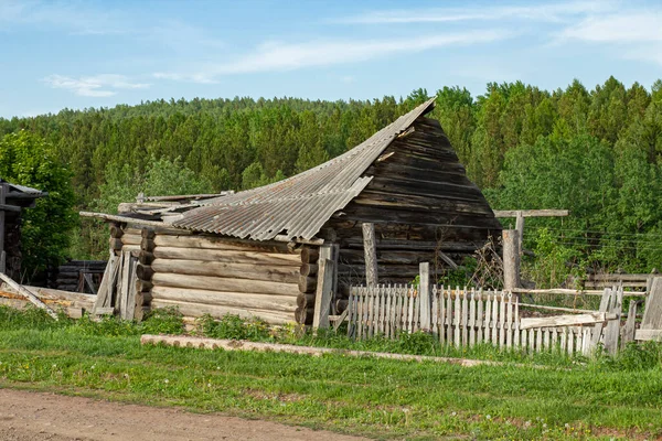 Ruined Log Barn Part Fence Village Estate Background Bright Greenery — Stock Fotó