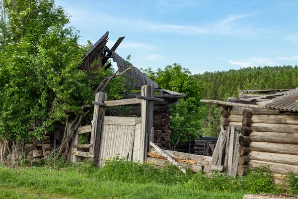 夏の緑の森を背景に古い素朴な荘園の柵や門を破壊 — ストック写真