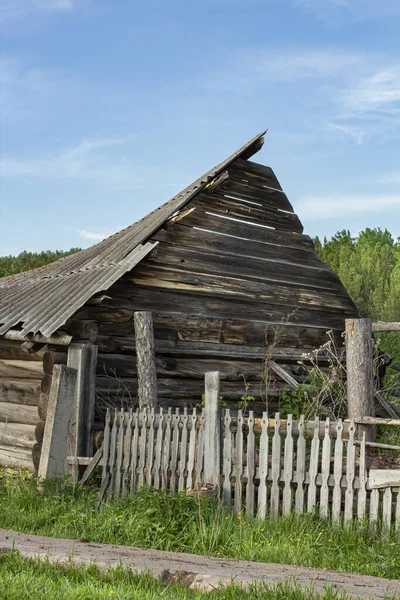 Old Abandoned Ruined Log Building Background Forest Remote Village — Stock Photo, Image