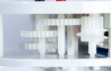 Su sayacındaki mekanizma ve dişliler yakın mesafede.