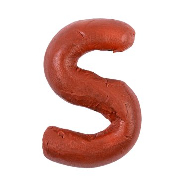 Plastik yazı tipi. S harfi beyaz arka plan izolasyonunda plastikinden yapılmıştır. Yaratıcılık için dekoratif yazı tipi.