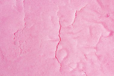 Pembe parlak bir yüzey, arka plan ya da arka plan olarak çatlaklar ve göçükler..