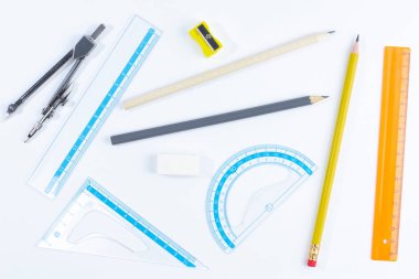 Okuldaki desen beyaza malzeme çiziyor..