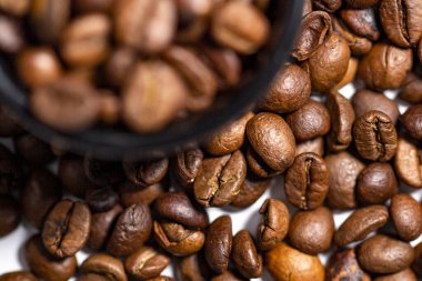 Kahve çekirdeklerine odaklan, üst görünüm.