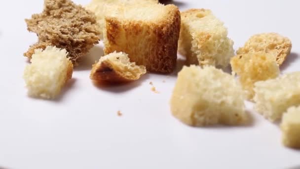 Zelfgemaakte Brood Croutons Vallen Een Draaitafel Een Witte Achtergrond Close — Stockvideo