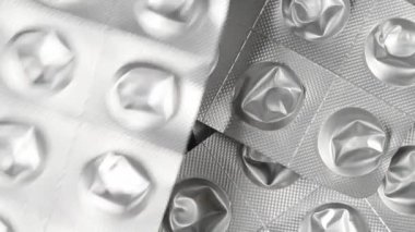 Pikaba düşen boş hap veya hap ambalajı, tıbbi uyuşturucu maliyeti konsepti