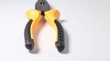 Beyaz arkaplan üzerinde bir turntable üzerinde çalışan pense pensesi