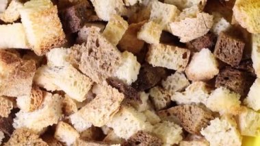 Ev yapımı kızarmış ekmekler döner tablada üst manzarayı kapatır.