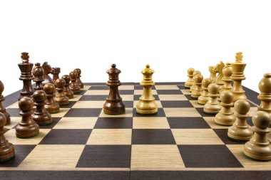 Aralıklı parçalı satranç tahtası, rekabet ve takım çalışması kavramı, beyaz arkaplan, metin için alan, kopyalama alanı.