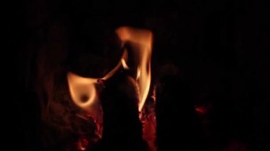 İki yanan odun arasında şöminede ya da fırında bir yangın alevlenir ve söner. Ateşin sürekli hareketi döngüsel kayıt için uygundur. Hoş, sıcak bir ev hissi..