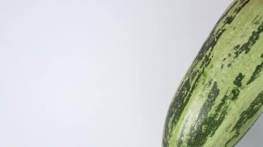 Erkekler farklı renklerde kabaklar sererler, farklı türde kabak hasadı, beyaz arka plan