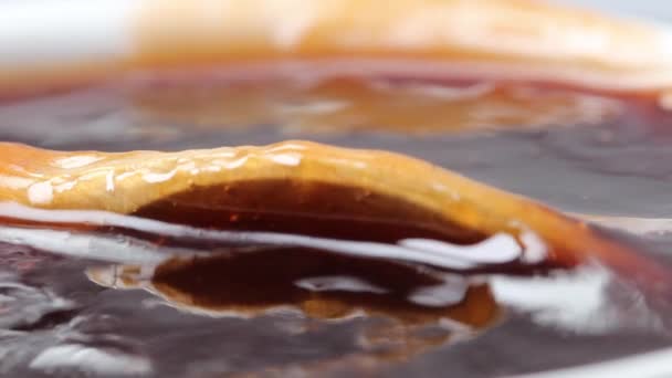 甜李子果酱中的木制勺子紧贴在转盘上 在家烹调糖果 — 图库视频影像